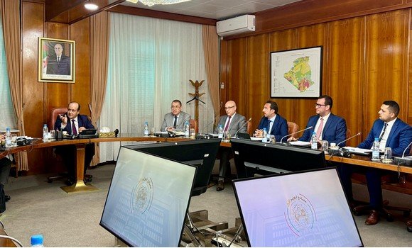 سيفي غريب يترأس اجتماع عمل مخصص لتنظيم معارض ونقاط تسويق للأدوات المدرسية