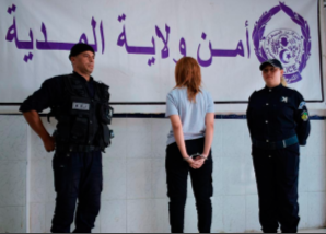 Arrestation d'une jeune femme activant sur les réseaux sociaux