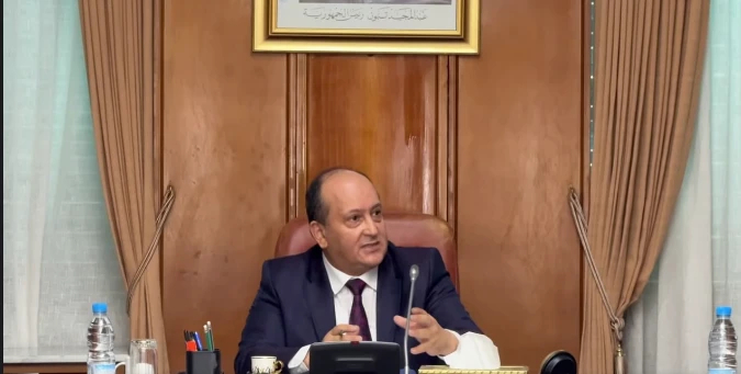 الوزير الأول بالنيابة يؤكد على أهمية تسريع وتيرة رقمنة الإدارة