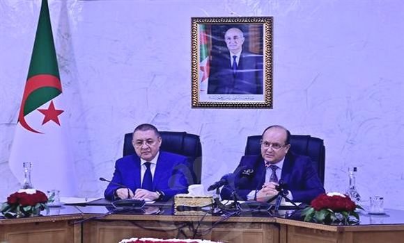 الوزير الأول بالنيابة يؤكد على أهمية تسريع وتيرة رقمنة الإدارة