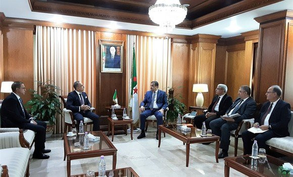 Hydrocarbures: Arkab reçoit le vice-président de Halliburton pour la région Afrique du Nord