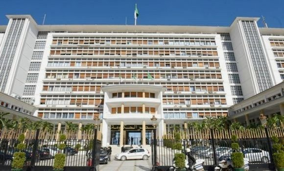 Importation de 10.000 bus de transport de voyageurs neufs : Ghrieb préside une réunion sur les procédures pour le lancement effectif de l'opération