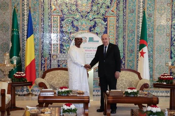 معرض التجارة البينية الإفريقية: رئيس الجمهورية يستقبل نظيره التشادي بمطار الجزائر الدولي