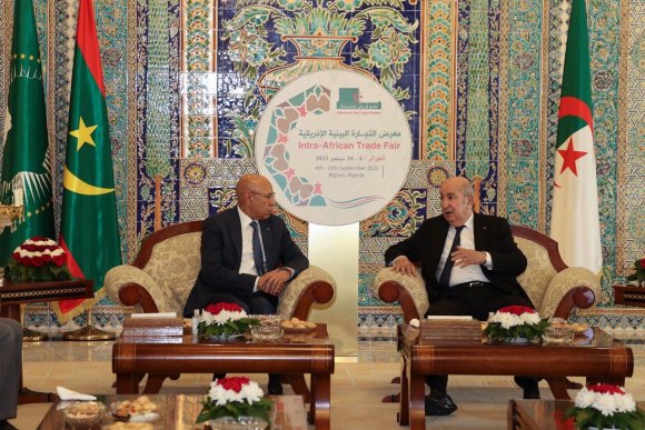 رئيس الجمهورية يجري محادثات مع نظيره الموريتاني بالقاعة الشرفية لمطار الجزائر الدولي