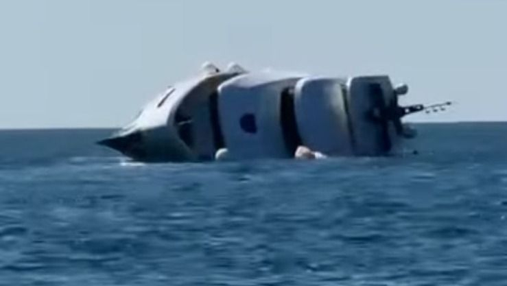 غرق يخت فاخر بعد دقائق من إطلاقه في البحر الأسود (فيديو)