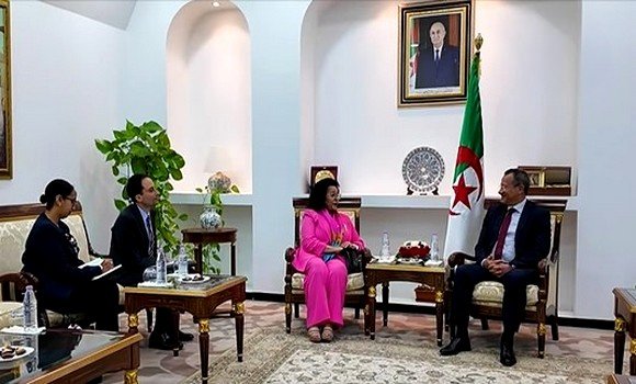 المعرض الافريقي للتجارة البينية بالجزائر: رخروخ يستقبل المديرة التنفيذية لوكالة التنمية للاتحاد الإفريقي