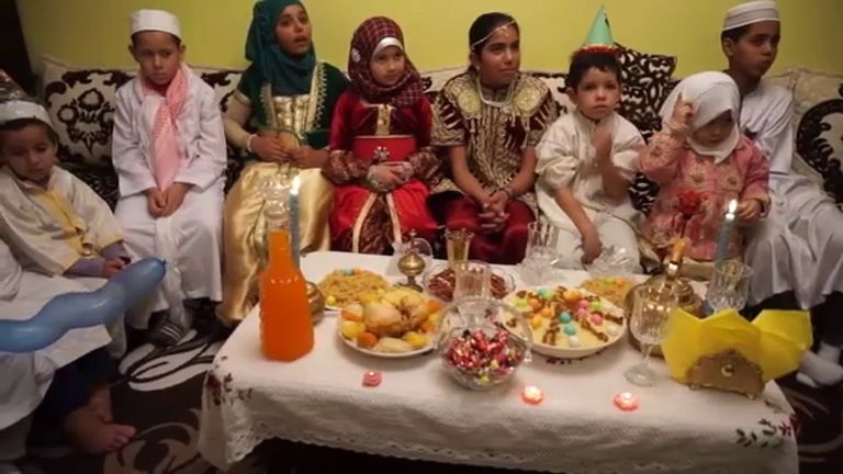 أسر جزائرية تحيي ليلة المولد النبوي الشريف