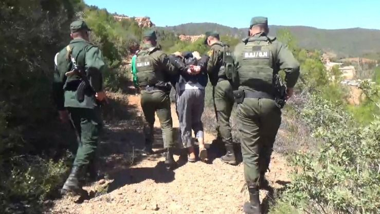 الدرك الوطني يوقف مسبوقًا قضائيًا قام باغتصاب أطفال قصر واحتجاز والدتهم