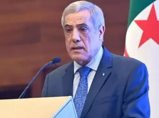 رئيس جمهورية الموزمبيق يضع إكليلا من الزهور أمام النصب التذكاري المخلد لشهداء الثورة التحريرية المجيدة