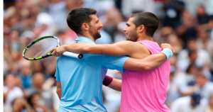 Alcaraz s'offre Djokovic et une deuxième finale