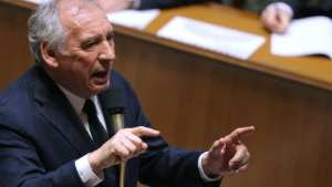 رئيس الوزراء الفرنسي فرانسوا بايرو يقدم استقالته