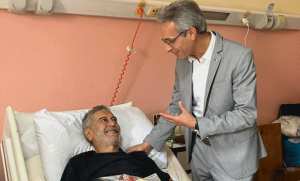 Le ministre de la Culture se rend au chevet de l'artiste Salah Aougrout