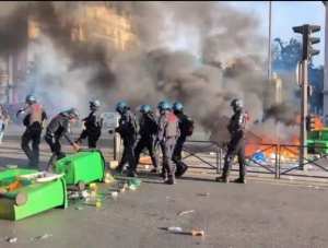 فرنسا: احتجاجات عارمة اعتراضا على خطة الميزانية التي اقترحها رئيس الوزراء السابق