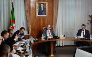 الوزير الأول بالنيابة يترأس اجتماعا وزاريا مشتركا حول تصدير الإسمنت والكلنكر