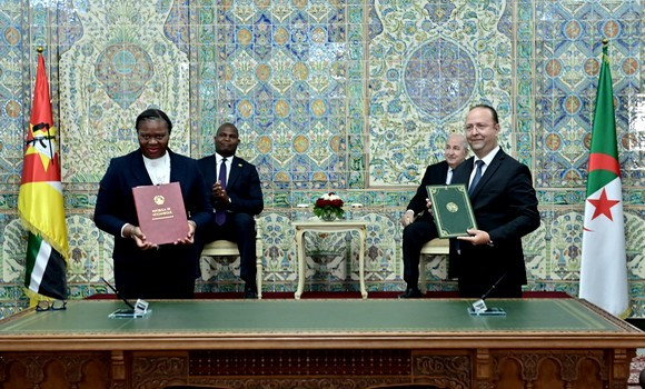 Le président de la République copréside avec le président du Mozambique la cérémonie de signature de six accords et mémorandums d'entente de coopération bilatérale