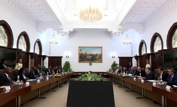 Les entretiens entre le président de la République et son homologue du Mozambique élargis aux délégations des deux pays