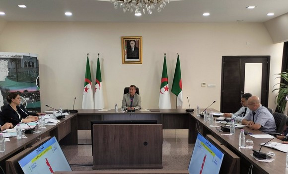 Rekhroukh préside une réunion de suivi des projets des travaux publics