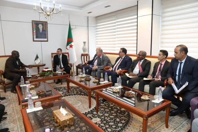 وزير النقل يستقبل وفداً من جمهورية الغابون