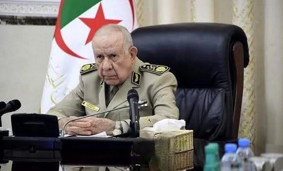 الفريق أول السعيد شنقريحة يعزي في استشهاد العريف الأول المتعاقد عماري سيف الدين في عملية بحث وتمشيط بتيبازة