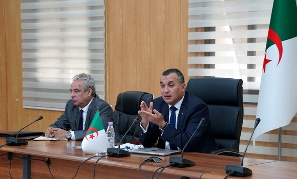 زروقي يؤكد أهمية تأطير نشاط البريد السريع وتحسين خدماته 