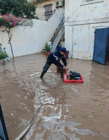 سيدي بلعباس: إنقطاع حركة المرور بالطريقين الوطنيين رقم 13 و 37....الأمطار الغزيرة ترفع منسوب مياه وادي مكرة