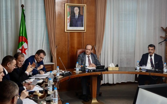 الوزير الأول بالنيابة يترأس اجتماعا وزاريا مشتركا حول تصدير الإسمنت والكلنكر