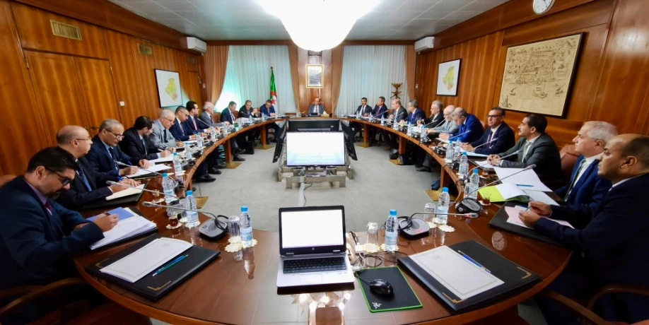 تنفيذا لتعليمات رئيس الجمهورية المتعلقة بترقية الصادرات ولاسيما من خلال تطوير الموانئ المخصصة لتصدير الإسمنت والكلنكر...الوزير الأول بالنيابة يترأس اجتماعا وزاريا  مشتركا