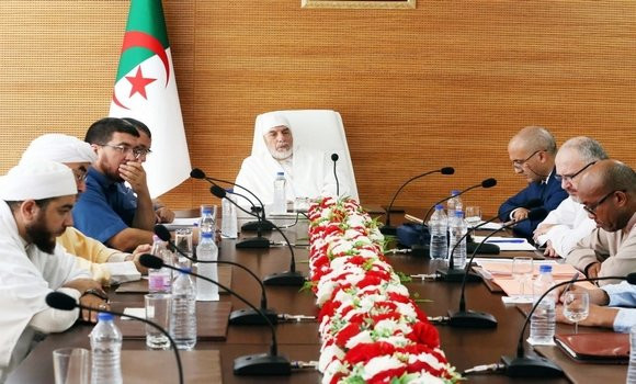 Le recteur de Djamaâ El-Djazaïr préside une séance d'évaluation pour le renforcement de l'enseignement coranique dans l'espace de la mosquée