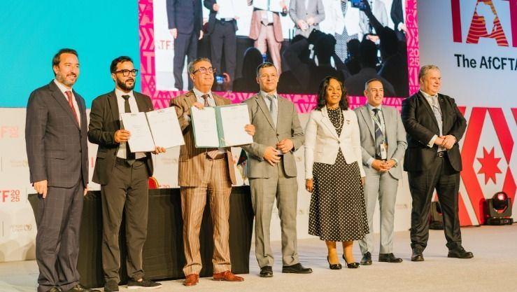 مجمع مدار يوقع اتفاقية مع شركة الهلال جبل الفضي لتوريد السكر الأبيض المكرر