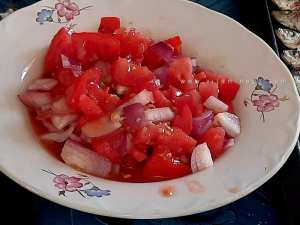 Salade Tomate – Oignon Rouge – Huile d’Olive – Vinaigre : Un Trésor Santé