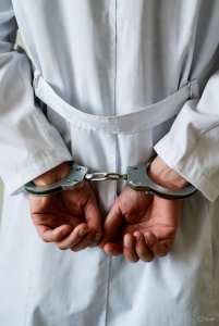 تزوير الشهادات الطبية في الجزائر: ظاهرة متكررة ومعاقبة بشدة