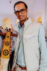 Larbi Benouis, jeune luthier tlemcénien au service des instruments du patrimoine