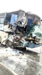 Algérie (Constantine) - GRAVE ACCIDENT SUR L’AUTOROUTE EST-OUEST: 15 blessés dans une collision entre un bus et un camion