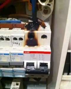 🔧 Pourquoi le serrage des bornes de disjoncteurs est essentiel ?