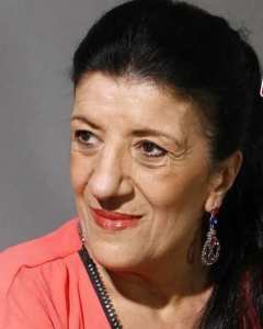 La célèbre comédienne, chanteuse et actrice Biyouna, de son vrai nom Baya Bouzar, est décédée ce mardi à l’âge de 73 ans.(Biographie)