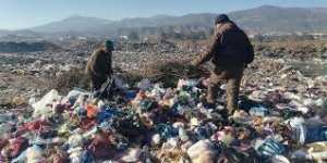 Algérie (Alger et  les grands centres urbains du pays *) - La collecte de plastique ou la dure besogne au quotidien