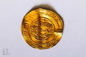 Une découverte numismatique exceptionnelle à Tlemcen : un dinar almoravide en or d’Ali ben Youssef