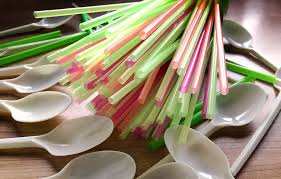 Planète (France/Europe) - Cinq ans après l’interdiction, de la vaisselle plastique jetable toujours vendue «en toute impunité»