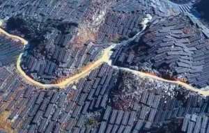 Planète (Asie) - Une montagne en Chine a-t-elle été «rasée» pour laisser place à des milliers d’hectares de panneaux solaires ?