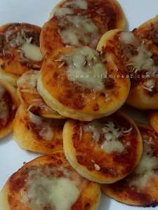 Mini-pizzas rondes à la tomate, thon et fromage