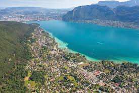 Planète (France/Europe) - Haute-Savoie: Une pollution aux microplastiques issus de pneus de voiture détectée dans les eaux du lac d’Annecy