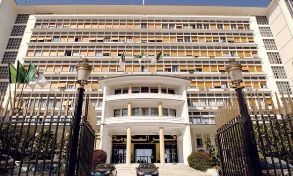 رئيس الجمهورية يجري تغييرا حكوميا: تشكيلة حكومة سيفي غريب