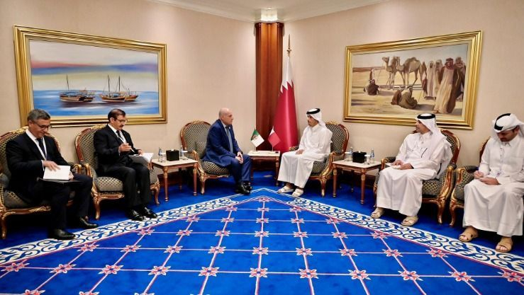 عطاف يجري محادثات ثنائية مع رئيس مجلس الوزراء القطري