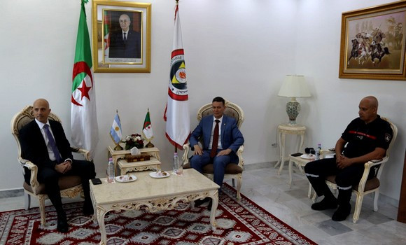 Le directeur général de la Protection civile reçoit l'ambassadeur d'Argentine en Algérie