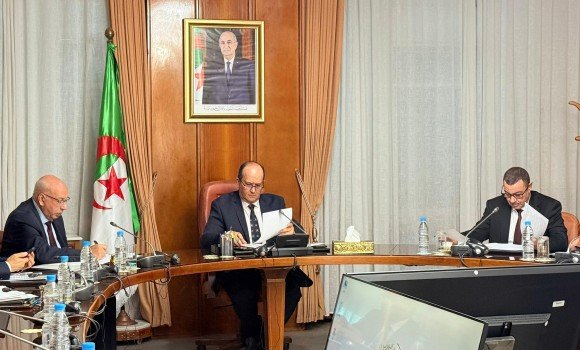 الوزير الأول يترأس اجتماعا وزاريا مشتركا تحضيرا للدخول المدرسي الجديد