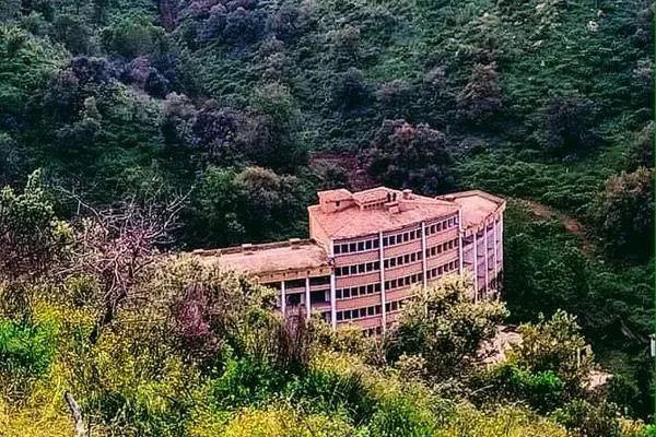 مستشفى عين النسور بمليانة: رمز للمعاناة والإهمال