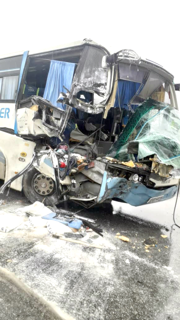 Algérie (Constantine) - GRAVE ACCIDENT SUR L’AUTOROUTE EST-OUEST: 15 blessés dans une collision entre un bus et un camion