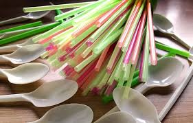 Planète (France/Europe) - Cinq ans après l’interdiction, de la vaisselle plastique jetable toujours vendue «en toute impunité»