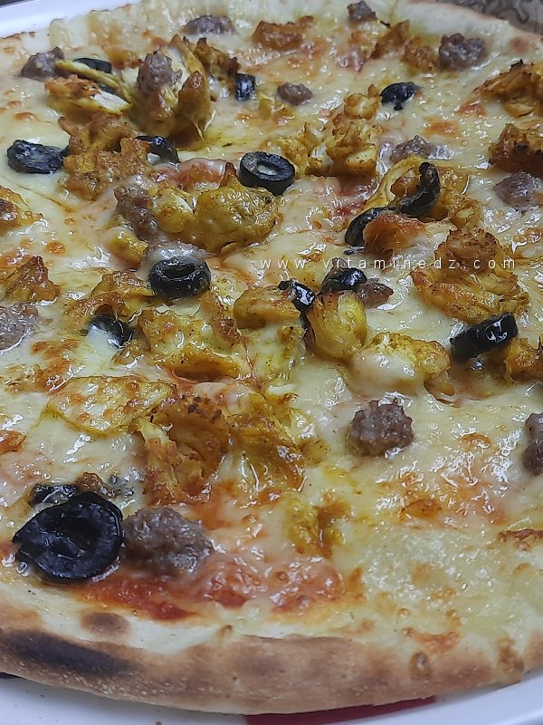 بيتزا بالصلصة الحمراء، اللحم المفروم وصدور الدجاج 🍕