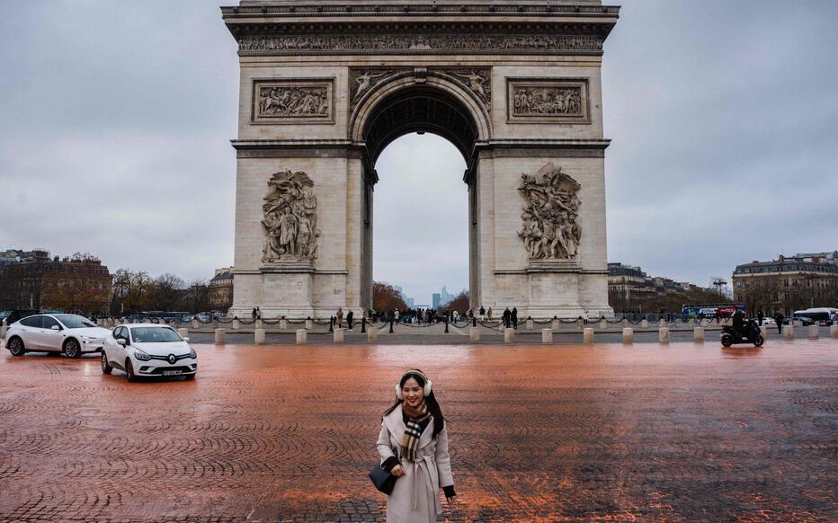 Planète (France/Europe) - Dix ans de l’accord de Paris sur le climat: Greenpeace asperge de peinture la place de l’Étoile